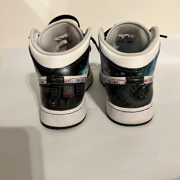 BLACK/GYM RED-PARTICLE GREY AIR JORDAN 1 MID (GS) - Picture 9 of 11